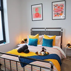 Apartment Urban Chic: Trendy 2-bedroom With Smart Amenities, Bournemouth