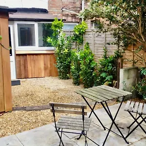 Apartment Spacious One Bed With Hot Tub And Garden, Bournemouth
